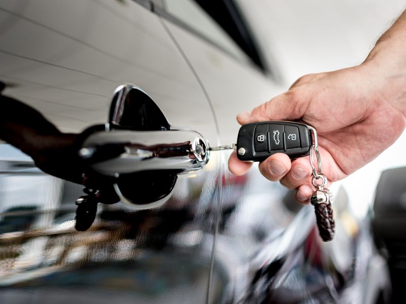 Perbandingan Sewa Mobil Jogja dengan Driver vs Lepas Kunci